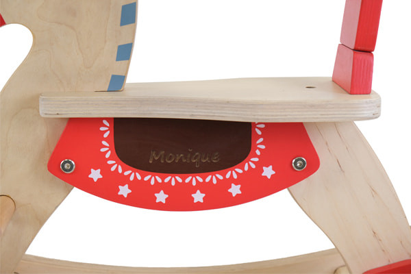 Naam op het rode onderdeel onder de zitting