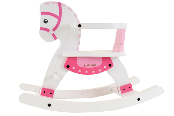 Naam op het roze onderdeel onder de zitting