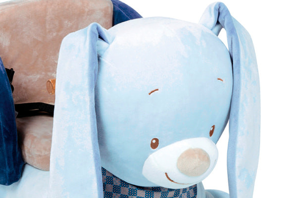 Pluche hoofd met houten handvaten.