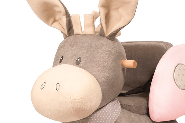 Pluche hoofd met houten handvaten.