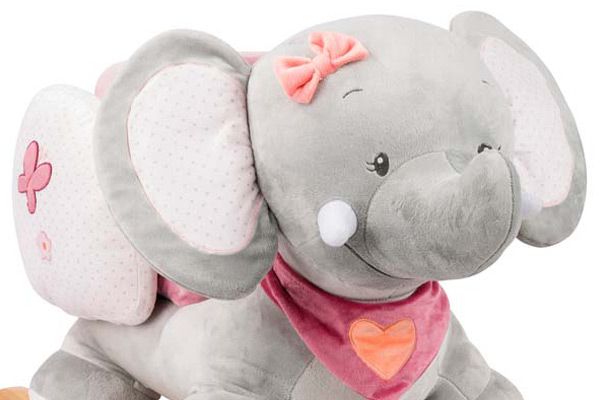 De olifant heeft een roze zakdoek om.