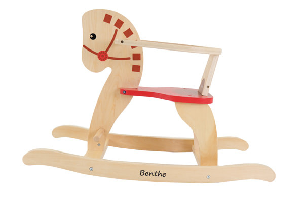 Houten hobbelpaard met naamsticker